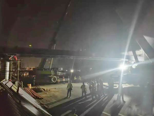 一夜之間，西環(huán)線上就架起了一座天橋！