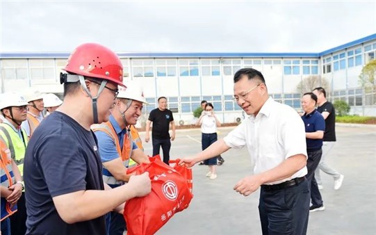夏日一線送清涼 情暖人心干勁足 | 李建華來(lái)我市中心醫(yī)院項(xiàng)目現(xiàn)場(chǎng)開展“夏送清涼”活動(dòng)