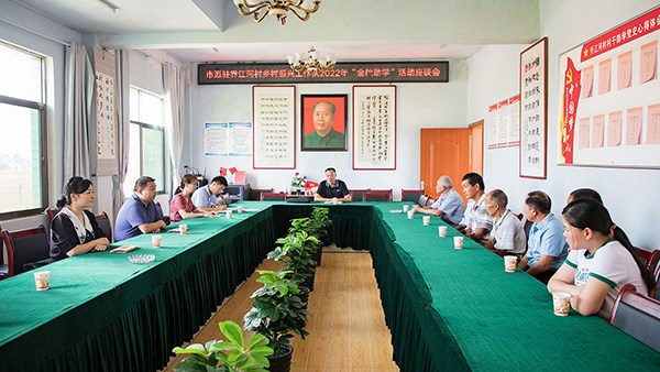 市交投集團等后盾單位赴喬江河村開展節(jié)日慰問和助學活動