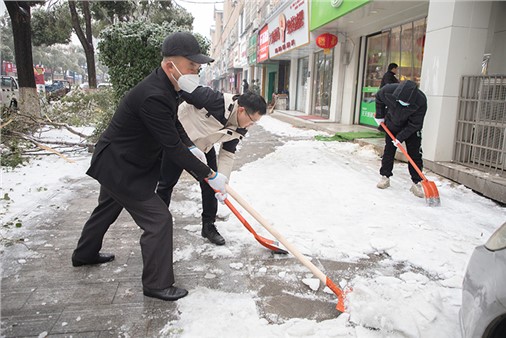 戰(zhàn)風(fēng)雪 顯擔(dān)當(dāng)！直擊城運(yùn)人鏟雪除冰第一線