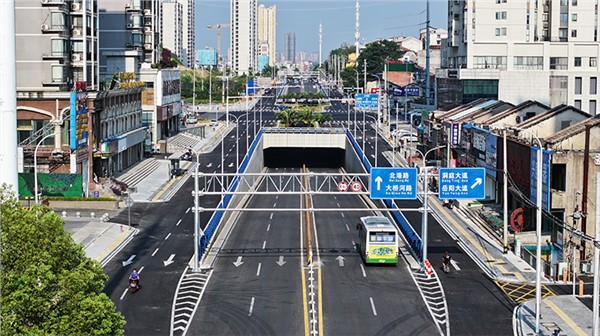 青年路下穿工程全面建成投入使用