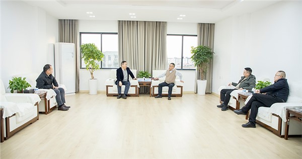 專家來助陣 為產業(yè)發(fā)展“疏通經絡” 劉險峰與粵港澳大灣區(qū)機器人產業(yè)聯盟理事長吳方正一行進行工作座談