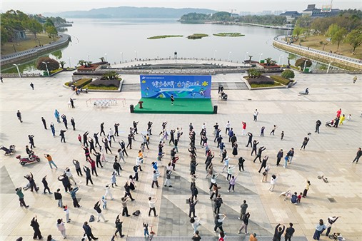 活力全開！百人健步行點燃春日熱情！岳陽城運集團“健步春風(fēng)里 奮力新征程”主題健步行活動啟程